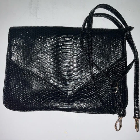 Urban Expressions, black snake print cross body purse. - Picture 1 of 5
